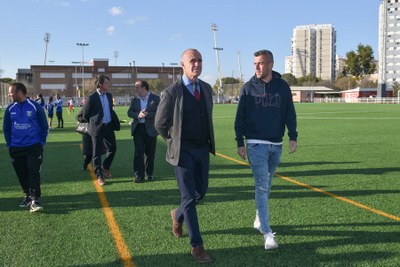 El alcalde analiza con los clubes que entrenan en el CD San Pablo Fútbol nuevas inversiones tras ponerse en servicio el renovado campo de fútbol de césped artificial con 180.000 euros de inversión