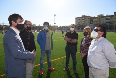 El delegado de Transición Ecológica y Deportes, David Guevara, y la delegada del Distrito Sur, Marisa Gómez, han visitado el nuevo campo de césped artificial de La Oliva junto a representantes de entidades deportivas.