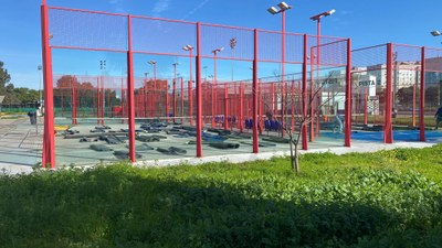 El Ayuntamiento inicia la renovación del césped artificial de 18 pistas de pádel en 8 centros deportivos