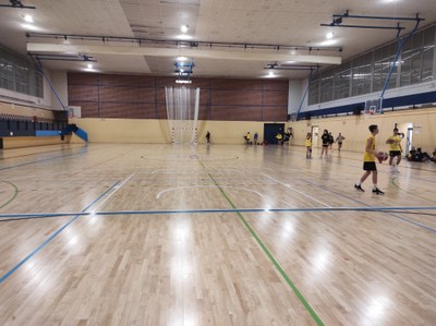 El Ayuntamiento instala dos nuevos módulos de vestuarios en el Centro Deportivo Bellavista y mejora la iluminación del pabellón cubierto