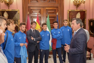 El alcalde de Sevilla, Juan Espadas, y el delegado de Deportes, David Guevara, han recibido a la selección sevillana en el Ayuntamiento.