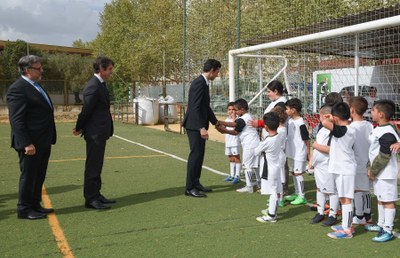 Arbeloa visita la Escuela de la Fundación Real Madrid y Ecopilas en Sevilla, que cuenta con la colaboración del Ayuntamiento