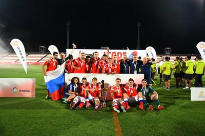 El equipo ruso, con el trofeo que le acredita como campeón de la Copa del Mundo de Fútbol 7 para personas con parálisis cerebral Sevilla 2019