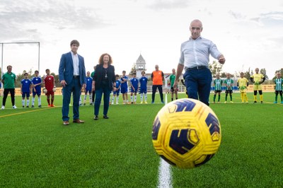 El alcalde inaugura el nuevo campo de fútbol de césped artificial de Bellavista tras 364.000 euros de inversión y anuncia una nueva pista de atletismo en su centro deportivo con 871.000 euros de presupuesto
