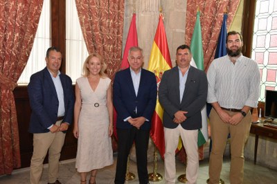 El alcalde recibe al presidente del Cajasol Sevilla BM Proin ante el histórico estreno del club en la Liga Asobal
