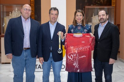 El Ayuntamiento acoge la presentación de la camiseta y la medalla del Medio Maratón de Sevilla