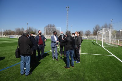 El Ayuntamiento adjudica la instalación de césped artificial en los campos de fútbol de los centros deportivos La Doctora-Padre Pío, La Ranilla y Caños de Torreblanca con un presupuesto de 825.000 euros