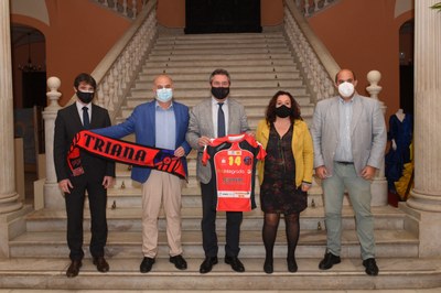 Imagen de la recepción en el Ayuntamiento de Sevilla al Prointegrada Balonmano Triana.