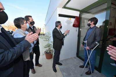 El alcalde, Juan Espadas, y el delegado de Transición Ecológica y Deportes, David Guevara, en el momento de descubrir la placa de inauguración del pabellón de San Jerónimo.