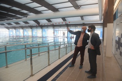 El Ayuntamiento de Sevilla concluye la instalación de la nueva cubierta de la piscina municipal de Alcosa tras una inversión de 120.000 euros 