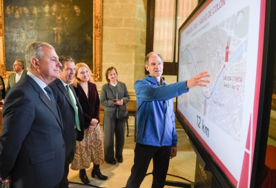 El Ayuntamiento de Sevilla rinde homenaje a Abel Antón con un circuito junto al río que llevará su nombre 