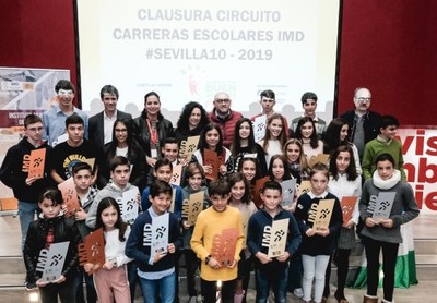 Foto de familia de autoridades y todos los premiados en la Clausura del Circuito de Carreras Escolares 2019