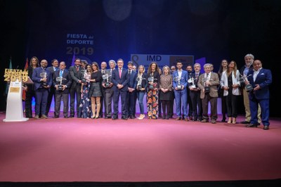 Foto de familia con todos los premiados y autoridades en la Fiesta del Deporte 2019