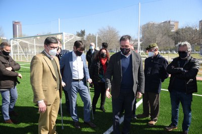El alcalde, Juan Espadas, y el delegado de Transición Ecológica y Deportes, David Guevara, visitan el nuevo campo de césped artificial del Centro Deportivo Vega de Triana.