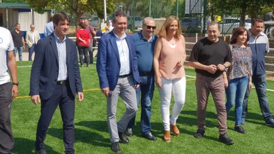El alcalde de Sevilla, Juan Espadas, y el Delegado de Deportes, David Guevara, en la inauguración del campo de césped artificial de Los Mares.