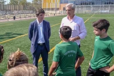 El Ayuntamiento inaugura el nuevo campo de césped artificial del Centro Deportivo Santa Justa en el marco del despliegue de inversiones por casi 2,5 millones para renovar las superficies de juego de campos y pistas 