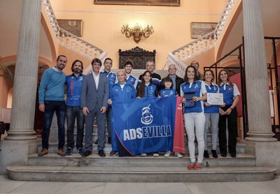 El Ayuntamiento recibe al club ADSevilla tras el triunfo de Manuel Martín en el Campeonato de España máster en pista cubierta a sus 78 años