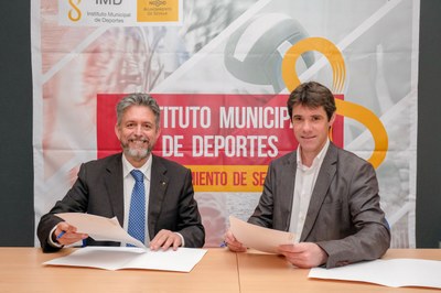El delegado de Deportes, David Guevara, ha rubricado el convenio con el presidente del Colegio de Fisioterapeutas de Andalucía, Juan Manuel Nieblas.