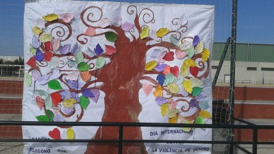 Los alumnos se unieron para crear un árbol de la vida con mensajes de apoyo a la igualdad