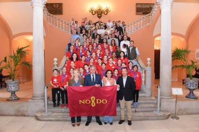 El Club Natación Sincro Sevilla recibe la bandera de la ciudad