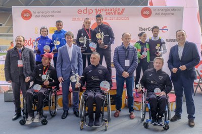 Podium con los primeros clasificados en el EDP Medio Maratón de Sevilla 2018.
