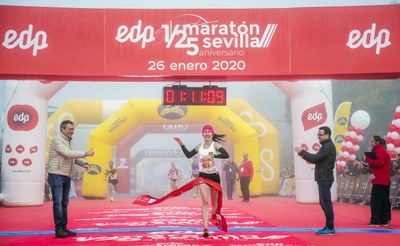Llegada a meta de la ganadora del EDP Medio Maratón de Sevilla 2020.
