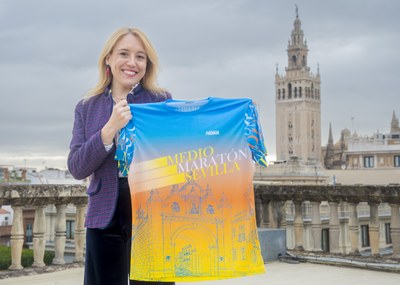 El Medio Maratón de Sevilla presenta la camiseta que recibirán sus 20.000 participantes 