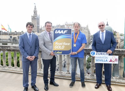 El Zurich Maratón de Sevilla homenajea a Abel Antón en el 20º aniversario de su triunfo en el Mundial con la retirada del dorsal 354