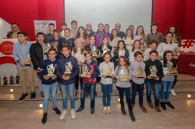 Foto de familia, con autoridades y premiados en el Circuito de Carreras Escolares 2018 #Sevilla10