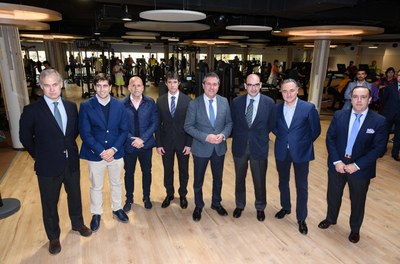El alcalde de Sevilla, Juan Espadas, y el Delegado de Transición Ecológica y Deportes, David Guevara, en la inauguración del Centro Deportivo Viding Piscinas Sevilla.