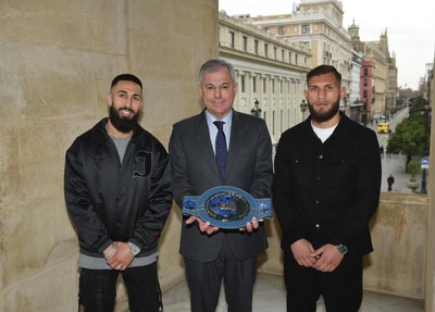 José Luis Sanz recibe a Ratón y Falito, los boxeadores sevillanos que se enfrentarán en el Europeo de Boxeo