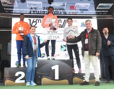 La etíope Bimr Zerihun bate el récord femenino del Medio Maratón de Sevilla 2024 en una edición histórica (1h07:59)