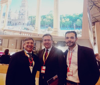 El alcalde de Sevilla, Juan Espadas, junto con Joaquín Cuevas, director de Deporinter –empresa organizadora- y Carmelo Asencio, director técnico de la prueba, en Fitur 2019.