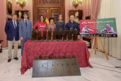 Presentación del trofeo de la Regata femenina Sevilla - Betis, en el Ayuntamiento
