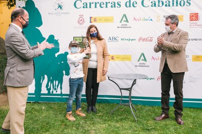 El alcalde de Sevilla, Juan Espadas, y el presidente del Real Club Pineda, Rodrigo Molina, entregaron el Giraldillo del Gran Premio Ayuntamiento de Sevilla.