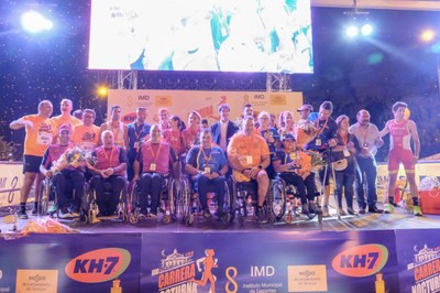 Foto de familia de los premiados en la Carrera Nocturna del Guadalquivir KH7 2019