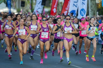 Cabeza de carrera en los primeros metros de la Carrera de la Mujer Sevilla 2018