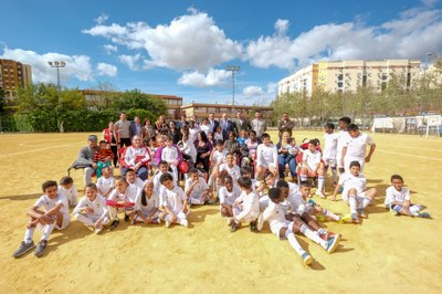 El Ayuntamiento de Sevilla, con el alcalde Juan Espadas a la cabeza, visitó la Escuela de fútbol en el CD Las Almenas.