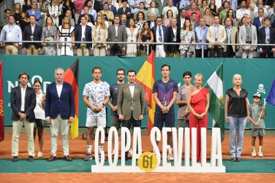 Carballés y Altmaier posan con sus trofeos y las autoridades tras la final de la 61ª Copa Sevilla de Tenis.