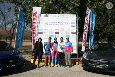Podium con los ganadores del 8º Honda Civic Duatlón de Sevilla