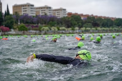 Sergio Ortiz y Patricia Bueno se imponen en el XIII Half Triatlon de Sevilla