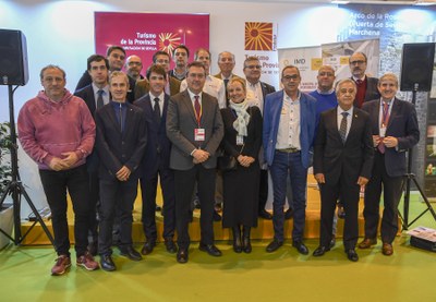 El alcalde, Juan Espadas, y el delegado de deportes, David Guevara, junto a los clubes, federaciones y empresas en la presentación de la agenda deportiva de Sevilla en Fitur 2019