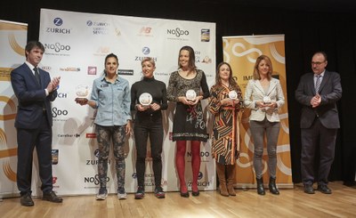 Un centenar de primeros clasificados en las 29 categorías del XXXV Zurich Maratón de Sevilla recogen sus premios