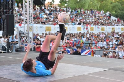 Unas 2.500 personas asisten al espectáculo de Fútbol Freestyle en el Parque de los Príncipes, con algunos de los mejores deportistas del mundo de esta modalidad 