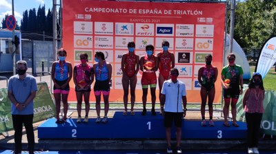 El equipo junior femenino del Club Triatlón Isbilya Sloppy Joe's, en el primer puesto del pódium del Campeonato de España en distancia Sprint.