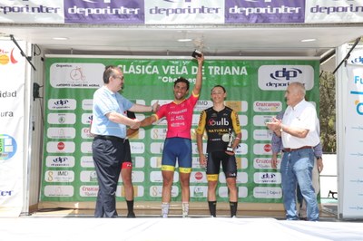 El gerente del IMD, Manuel Nieto, entrega el Giraldillo al ganador de la prueba, el ciclista sevillano Paco López Mayo.