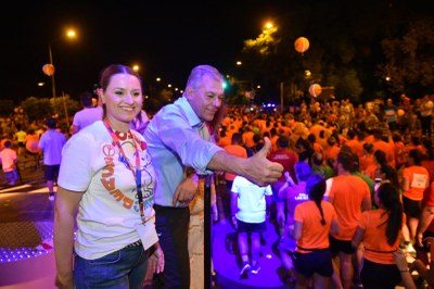 Cerca de 20.000 corredores participan en la Carrera Nocturna del Guadalquivir KH7, que reúne a miles de personas para disfrutar también como público de una jornada deportiva y social 