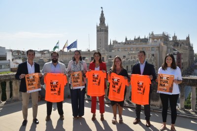 Presentación de la camiseta y la medalla conmemorativas de la 36ª Carrera Nocturna del Guadalquivir KH-7, en el Ayuntamiento de Sevilla.