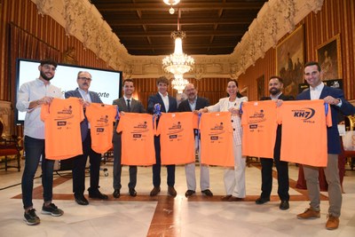 El Ayuntamiento presenta la nueva camiseta y la medalla de la KH-7 Nocturna del Guadalquivir que alcanza los 15.000 corredores