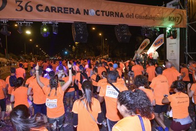 Más de 22.000 corredores participan en una edición de récord de la Nocturna del Guadalquivir KH-7